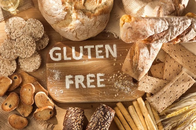 Imagem com a palavra ‘’Gluten Free’’ no centro e vários tipos de pães e biscoitos ao redor